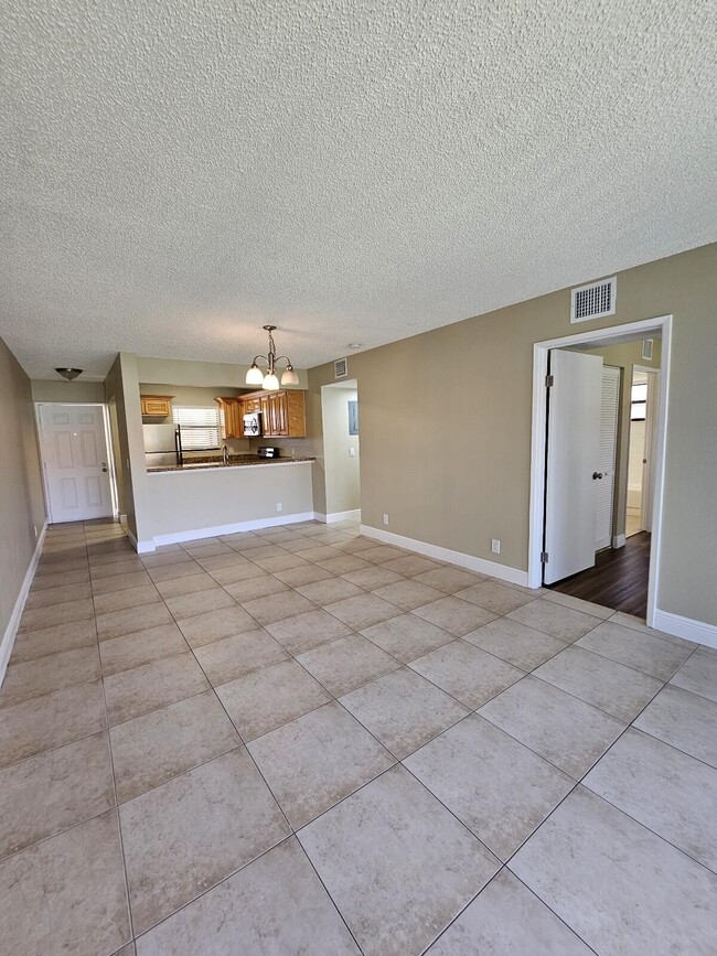 Building Photo - 1447 Lake Crystal Dr