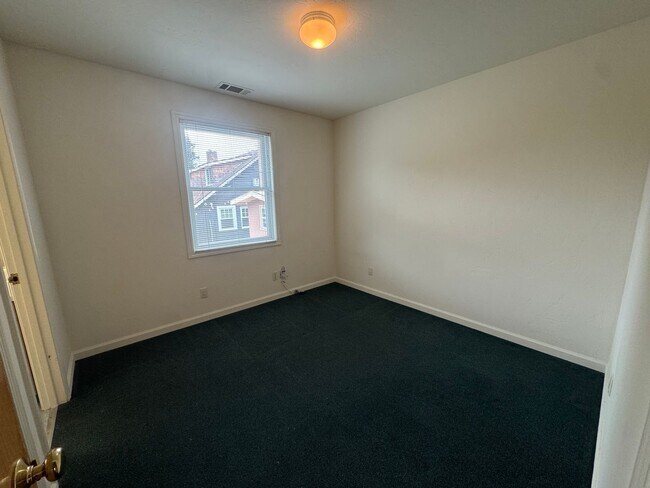 Building Photo - ***REDUCED SECURITY DEPOSIT*** Cottage style  5 bedroom apartment 3 1/2 blocks from campus
