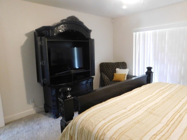 Building Photo - Fully Furnished 3BR/3BA Twnhs w/Prkg for 2 - Available Now