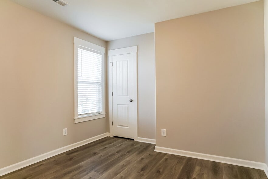 Building Photo - 936 Sandyhill Rd