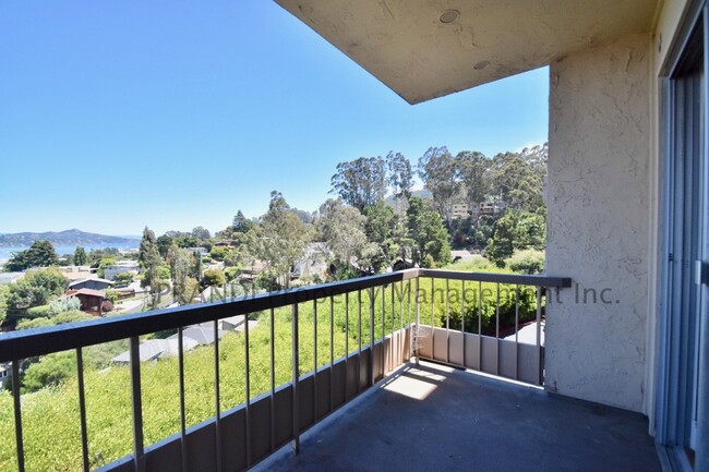 Building Photo - Sausalito Condo with Water Views & Private...