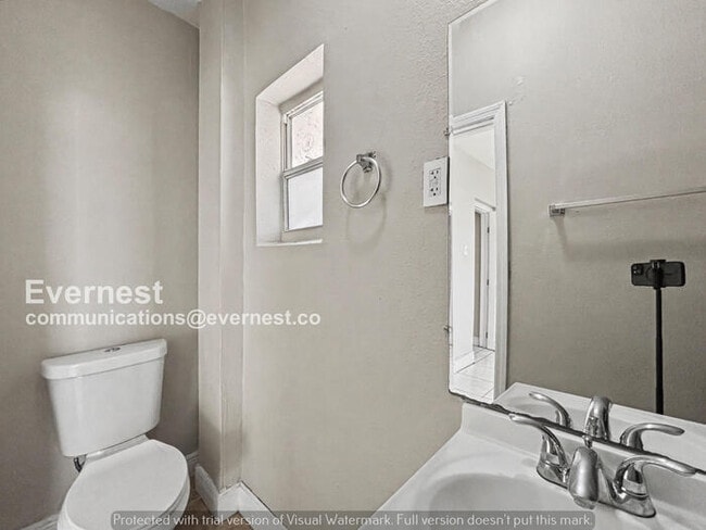 Building Photo - 4 Bed, 2 Bath Home with Off-Street Parking / Pet-Friendly / Available Now!