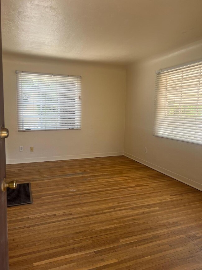 Building Photo - 4121 Mesa Verde Ave NE