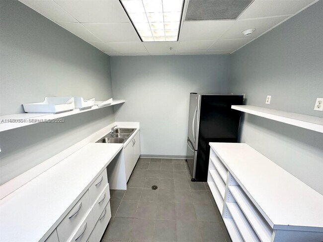 Building Photo - 300 S Biscayne Blvd