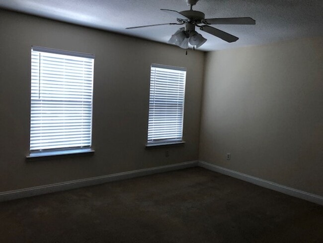 Building Photo - 323 Laurel Oak Ln