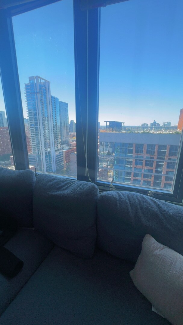 Building Photo - 637 N Wells St