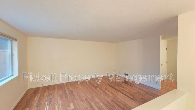 Building Photo - 565 NW Carolyn Ln