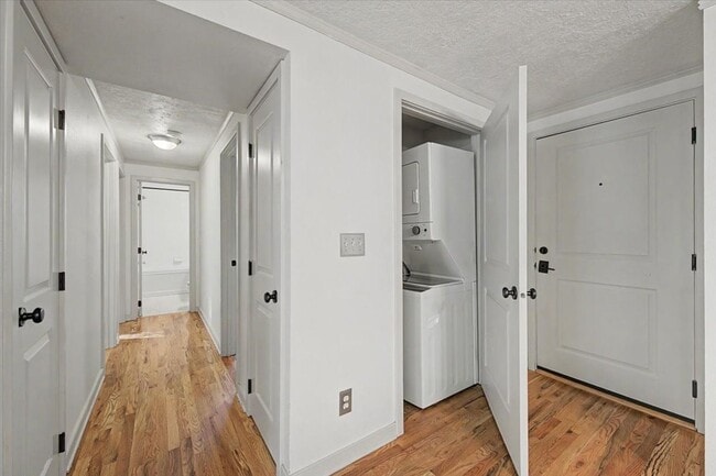 Building Photo - 407 Village Ln