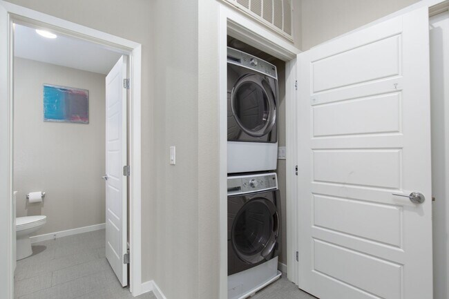 Building Photo - Fully furnished luxury townhome in Affinit...