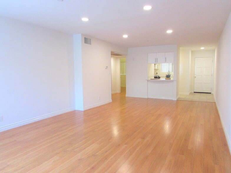 Building Photo - 1141 N Columbus Ave