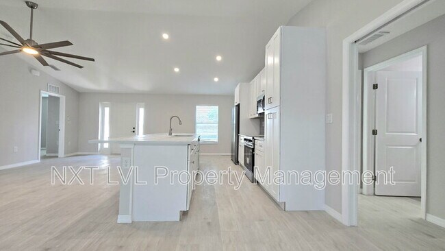 Building Photo - 423 NE 31st St