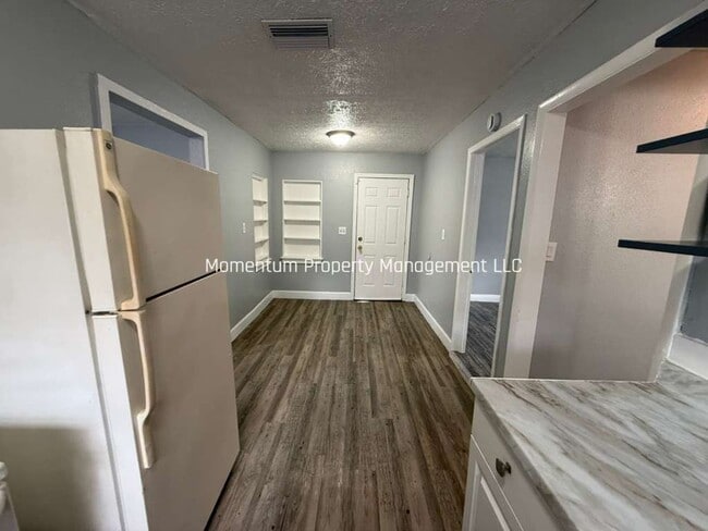 Building Photo - Completely Renovated Adorable 2/1- DONT MISS OUT!!!