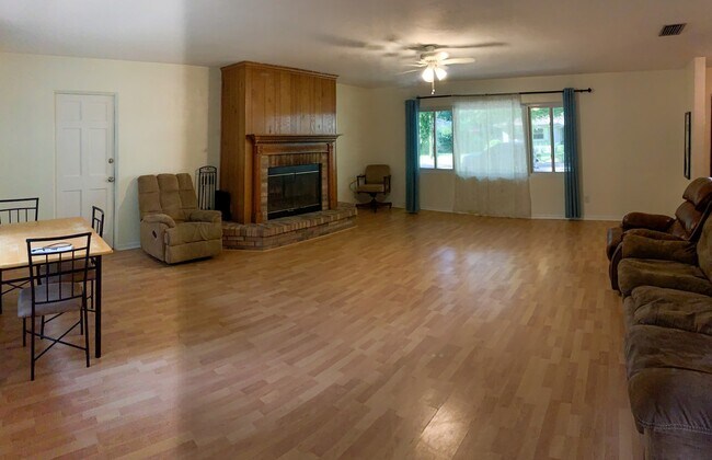 Building Photo - 3/2 House Walking Distance to UF & Law Sch...