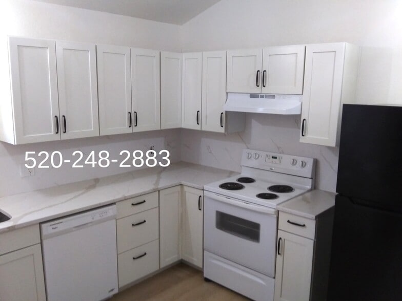 Kitchen - 2512 E Eastland St