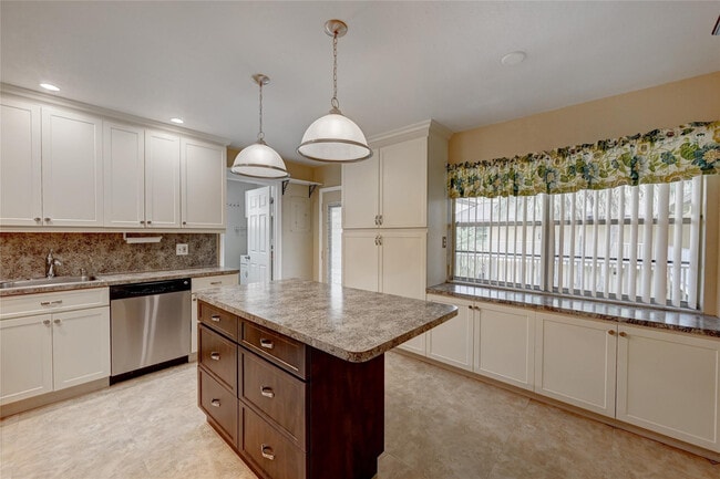 Building Photo - 8760 Azalea Ct