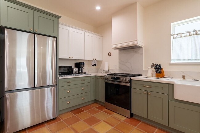 Building Photo - Contemporary New home in Monrovia