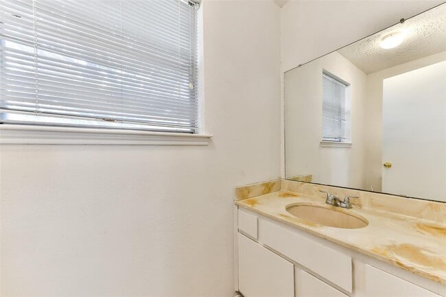 Building Photo - 3405 E Circle Dr