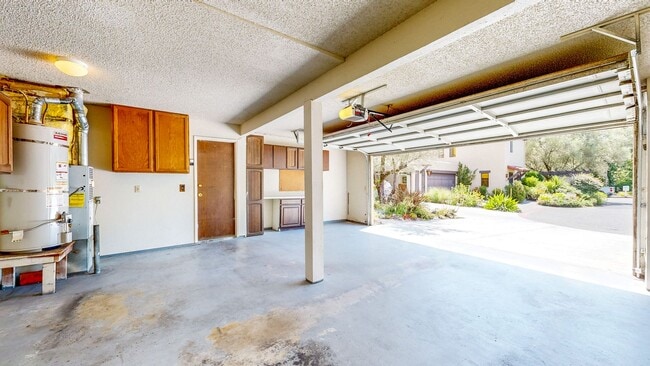Building Photo - Bright and Beautiful 2 Bedroom 2 Full Bath...