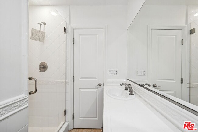 Building Photo - 133 N Swall Dr