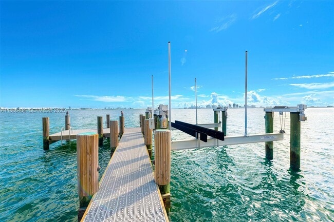 Building Photo - 1580 S Treasure Dr