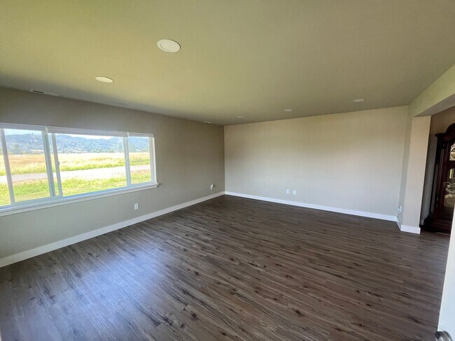 Building Photo - Large 2 bed 1 bath house in the country