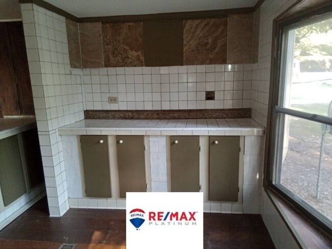 Building Photo - 8910 Via Ln