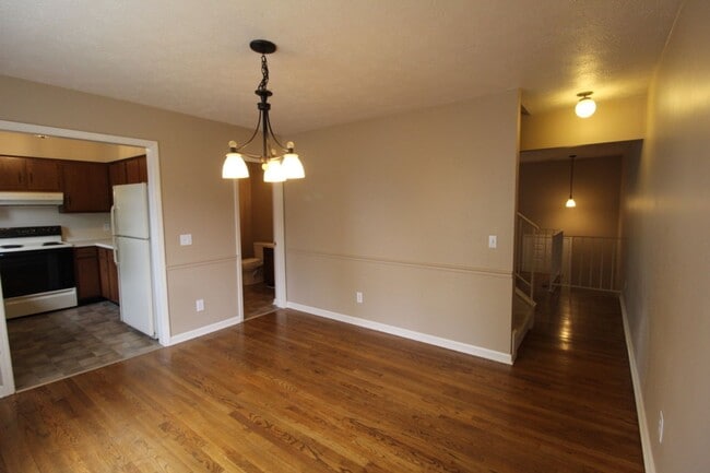 Building Photo - 907 Meadowlark Dr