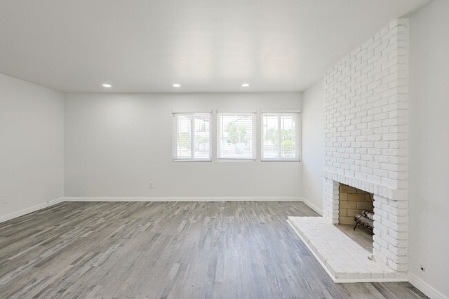 Building Photo - Spacious 5-Bedroom, 3-Bath Home – Convenie...