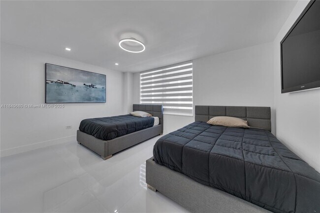 Building Photo - 5555 Collins Ave