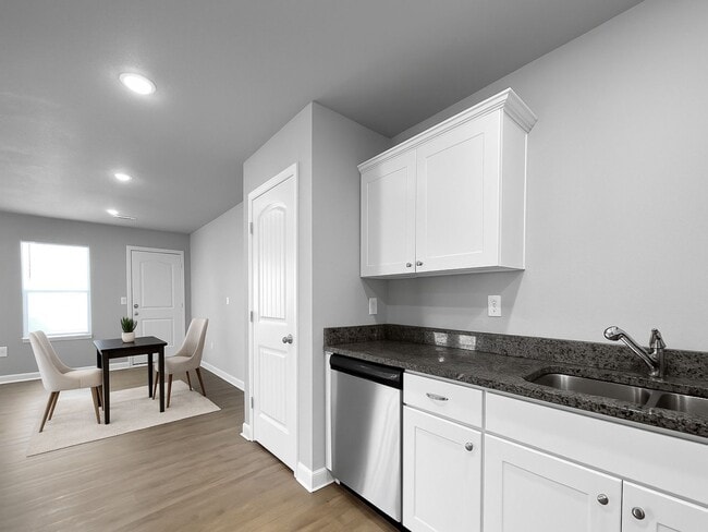 Building Photo - Charming 3BR/2BA Renovated Duplex | Ranch-Style Living in Colonial Gardens