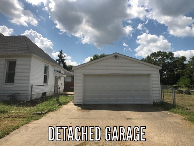 Building Photo - 1344 N Walnut St