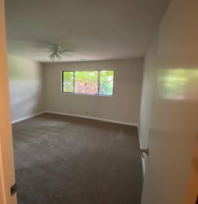 Building Photo - 130 Quietwood Dr