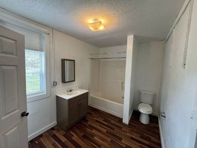 Building Photo - "Charming 3-Bedroom Retreat with Modern Amenities in Lakeland!"