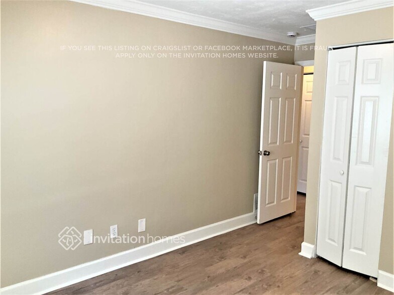 Building Photo - 1725 Pine Tree Dr
