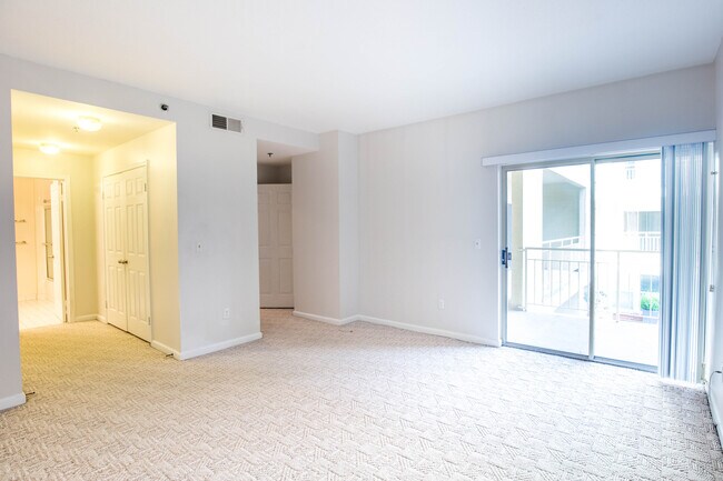 14 x 14 Bedroom - 960 Fell St
