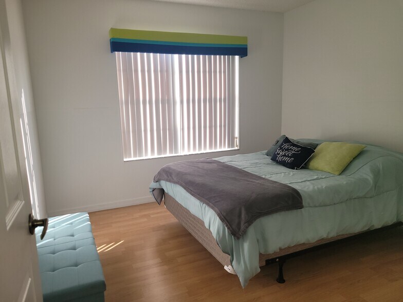 1st Room for rent - 106 Woodbury Pines Cir