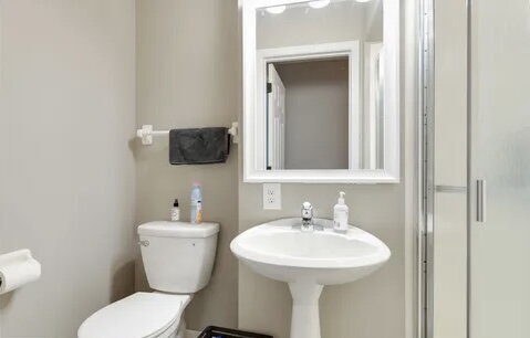 Building Photo - Chic Urban Living: Spacious 2-Bed Townhouse with Fireplace & Hardwood Floors on Kenwood Isles Drive!