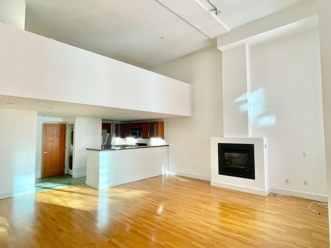 Building Photo - 1BR/2BA Spacious and Modern 2-Level Loft! ...