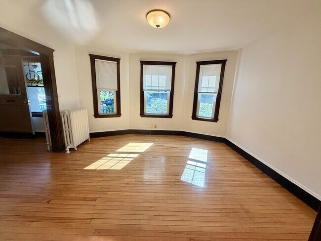 Building Photo - 92 Oak Ave