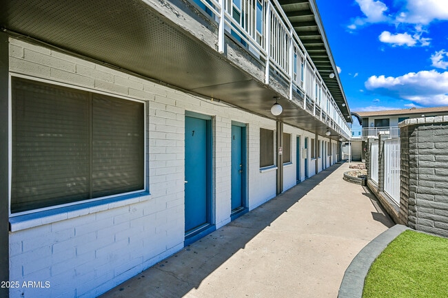 Primary Photo - 3025 N 32nd St
