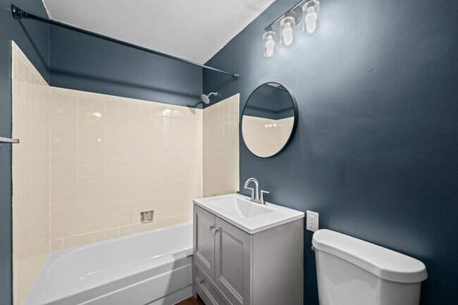 Building Photo - 1324 Geneva Dr