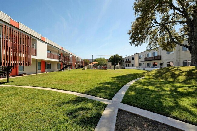 Building Photo - 2200 Dickson Dr
