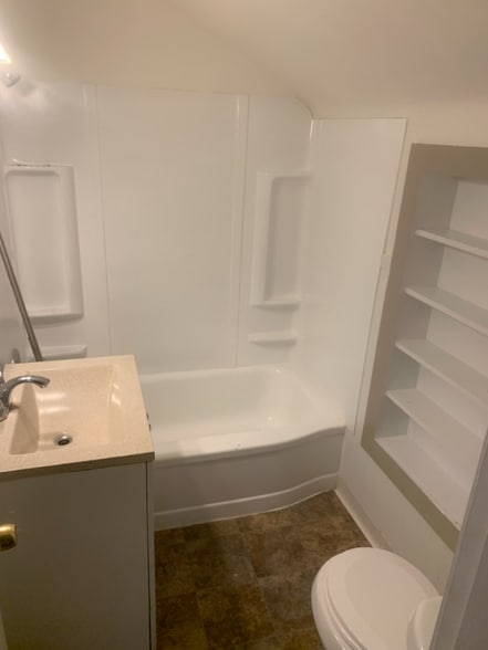 Building Photo - 8616 Oakcrest Rd