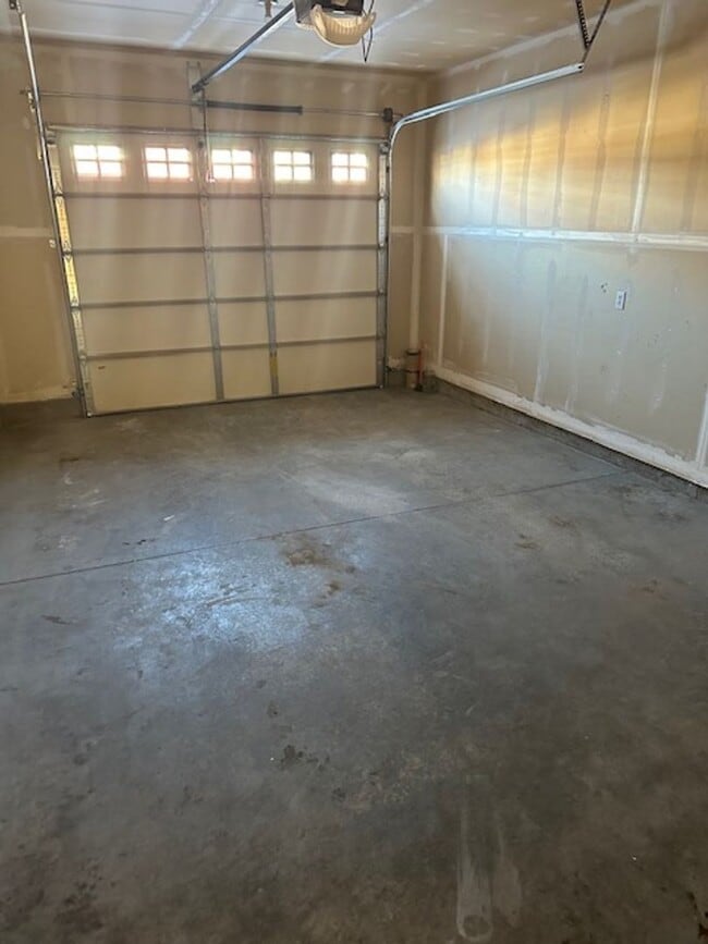 Building Photo - Townhouse