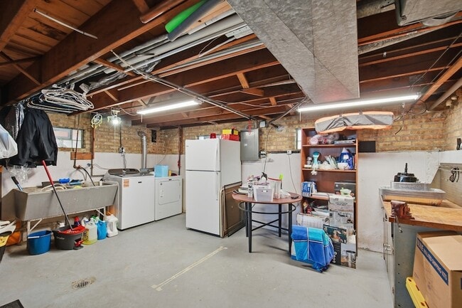 Building Photo - 6230 W Foster Ave