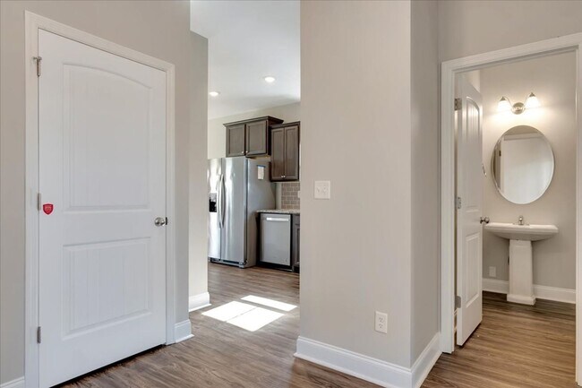 Building Photo - MOVE IN READY BY AUG - 1 -2026