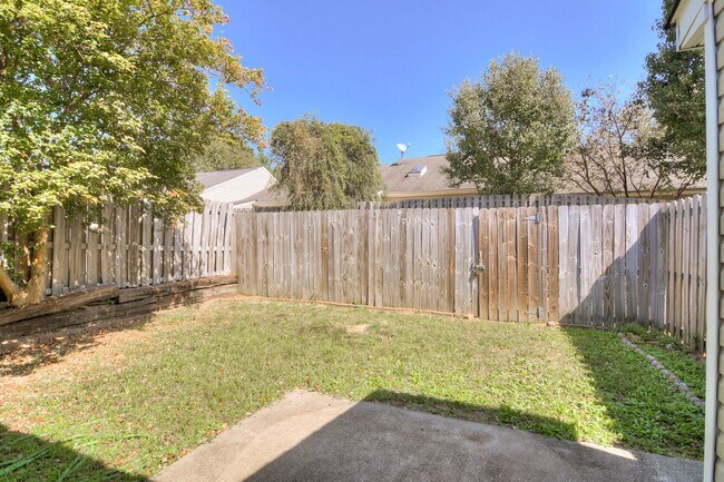 Building Photo - Updated 2 Bed 2 Bath Townhouse