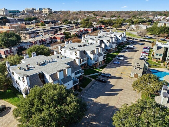 Building Photo - 3101 Sondra Dr