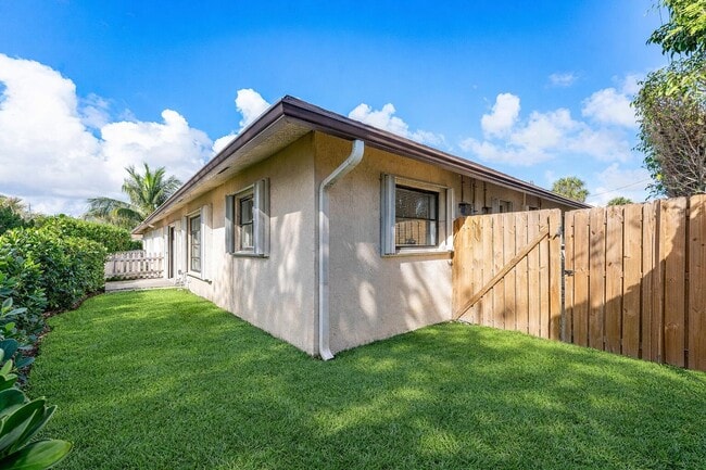 Building Photo - 500 NE 48th St