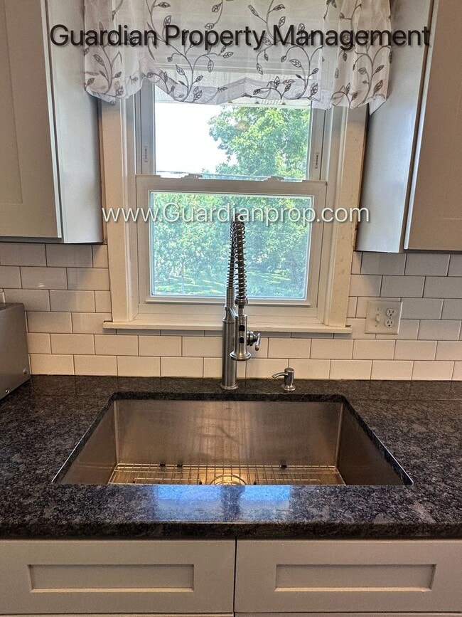 Building Photo - St Louis Park Single Family Home, Hardwood Floors, Office, Available July/Aug 1st
